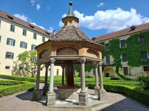 Abbazia di Novacella, cortile e Pozzo delle meraviglie, foto Marco Giovenco 
