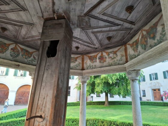 Abbazia di Novacella, cortile e Pozzo delle meraviglie, foto Marco Giovenco