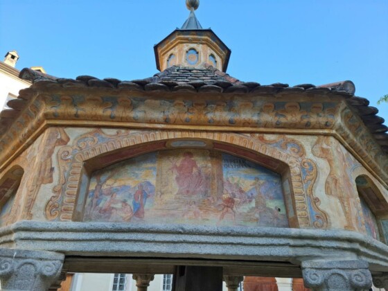 Abbazia di Novacella, cortile e Pozzo delle meraviglie, foto Marco Giovenco