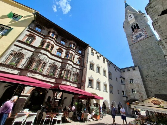 Bressanone, la Torre Bianca in piazza Parrocchia. Foto Marco Giovenco