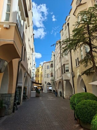 Bressanone, scorcio del centro storico. Foto Marco Giovenco