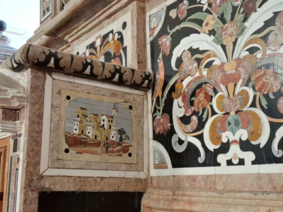 Gerace, Chiesa di San Francesco, intarsi nel marmo, foto Marco Giovenco