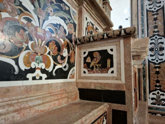 Gerace, Chiesa di San Francesco, intarsi nel marmo, foto Marco Giovenco