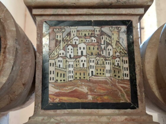 Gerace, Chiesa di San Francesco, veduta della citt&agrave; intarsiata nel marmo, foto Marco Giovenco