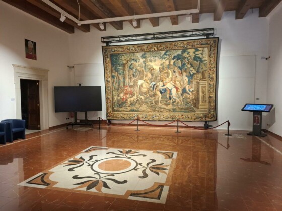 Gerace, museo diocesano. Sullo sfondo arazzo con Castore e Meleagro, foto Marco Giovenco
