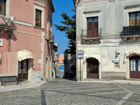 Gerace, piazza del Tocco e Porta del Sole, foto Marco Giovenco