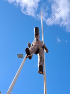 Svizzera, Coira, la statua sui trampoli di Orbiter. Foto Marco Giovenco