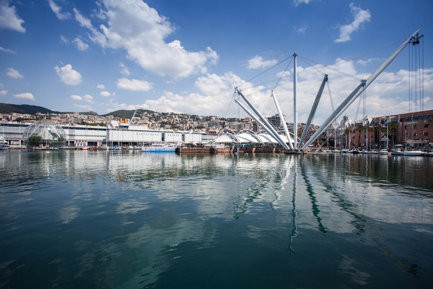 Vista sul Porto Antico di Genova con il Bigo e la Biosfera, due delle strutture più iconiche della città progettate da Renzo Piano.