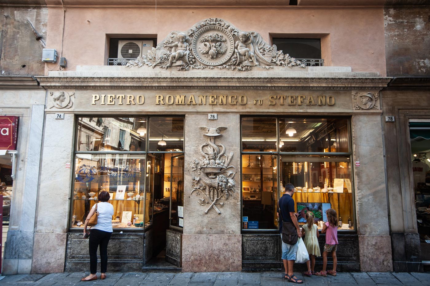 La facciata della storica confetteria Pietro Romanengo fu Stefano di via Soziglia a Genova. Si notano la raffinata insegna marmorea sopra l'ingresso principale e i dettagli decorativi della vetrina di questa bottega storica genovese.