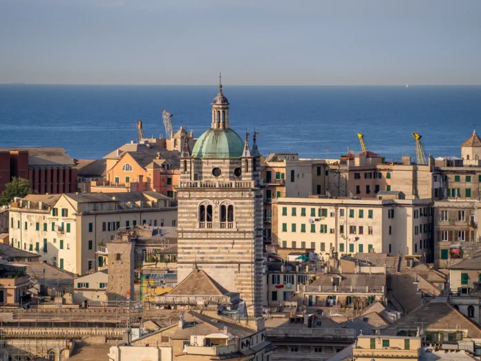 Spianata Castelletto - Foto Liguria Digitale (6) Salire con l'ascensore liberty di Piazza Portello e ritrovarsi davanti alla vista più bella di Genova. I caruggi, i campanili, i moli e il mare: da Spianata Castelletto la città si racconta in un unico sguardo.