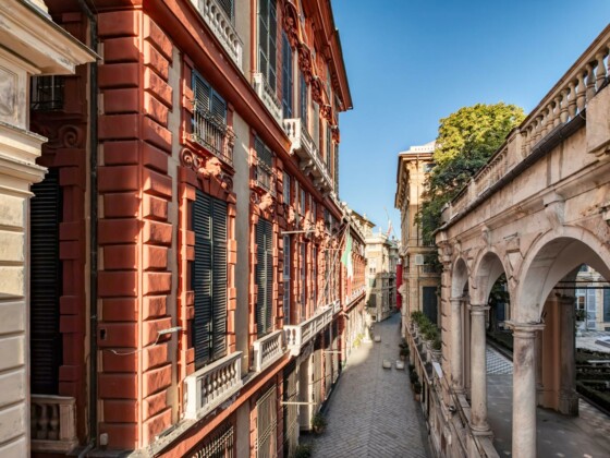 La maestosa Via Garibaldi a Genova in autunno significa attraversare un museo a cielo aperto.