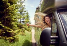 Salone del Camper, a Parma il cuore del turismo plein air salone del camper 2026 a parma - ragazza sorridente su camper in viaggio