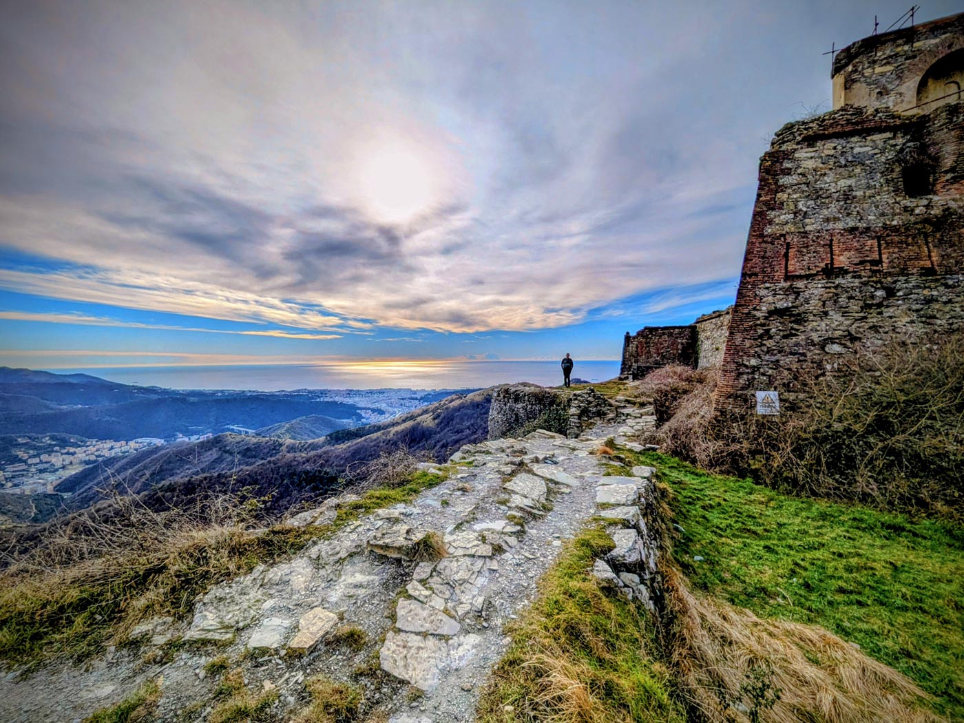 Respira la storia camminando sull'antico sentiero acciottolato a ridosso delle imponenti mura del Forte Diamante. Edificato nel 1758, è la meta ideale per un suggestivo trekking appena sopra Genova. Scopri il fascino di Genova outdoor godendoti questa vista mozzafiato sulle valli e sulla costa!